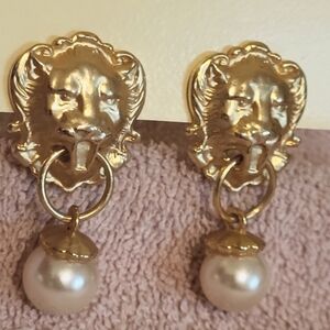 Vintage Gold Toned Lion Head Faux‎ Pearl Drop Earrings (Clip On)